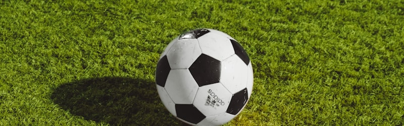 足球高位逼抢战术分析示意图 - 球员跑动热区与压迫区域